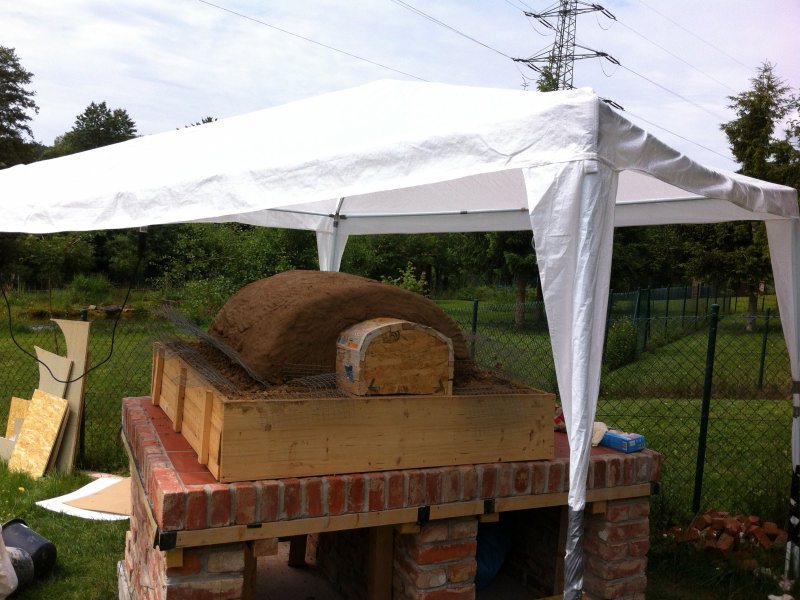 In Lagen, die etwa dem Abstand im Boden entsprechen auftragen, ähnlich zwiebelschicht.