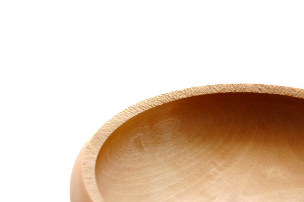 Schale mit ca. 30 cm Durchmesser - Rand geschnitzt.