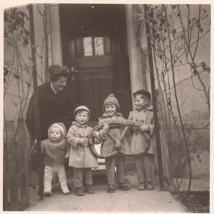 1. Januar 196x Der 2. von links bin ich....