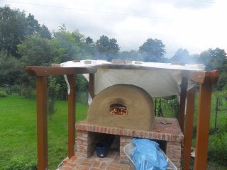 obwohl noch nicht fertig mit dem Dach musste ich den Ofen nach dem Urlaub einfach anmachen. 6 Wochen Trockung sollten reichen.<br />Dach wurde provisorisch erstellt.