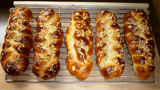 Und zum Abschluss bei 220 Grad noch einige Hefezöpfe.