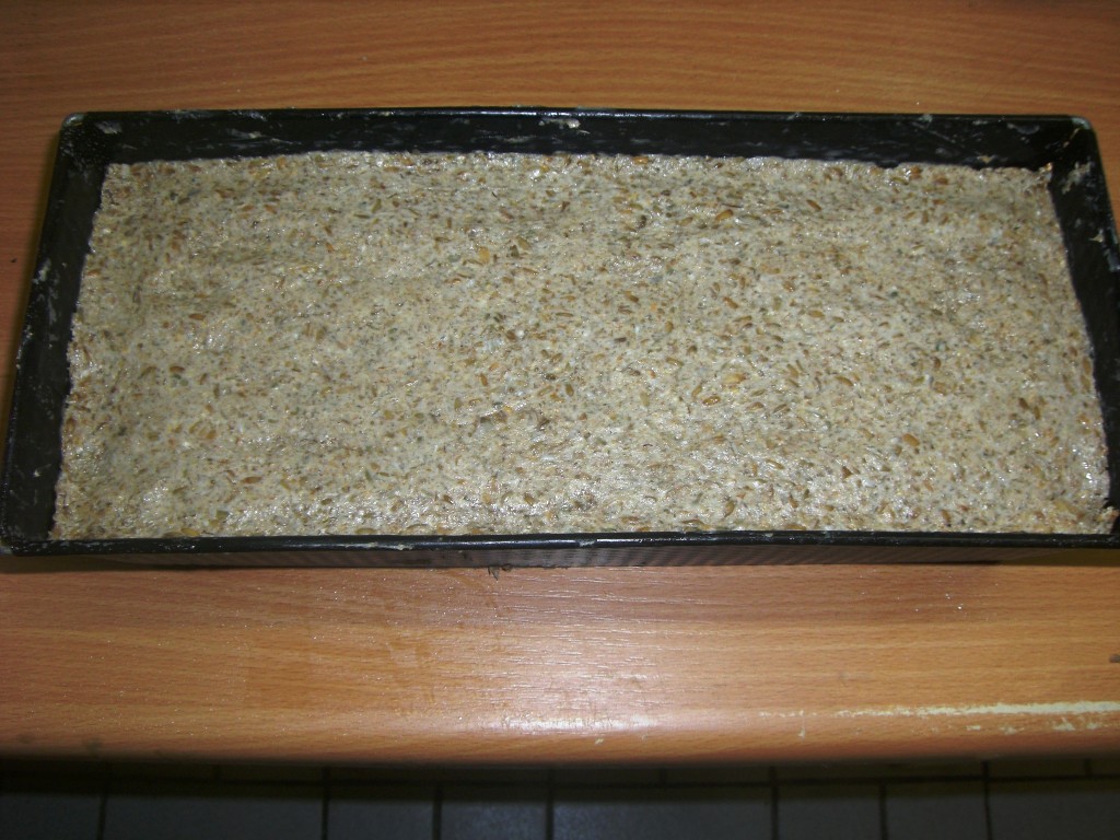 die Form ist bis ca. 1 cm unter den Rand gefüllt.