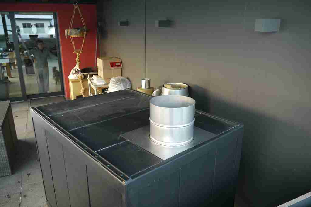 Für den Ofenrohranschluss hat der Kaminbauer einen speziellen Sockel angefertigt.