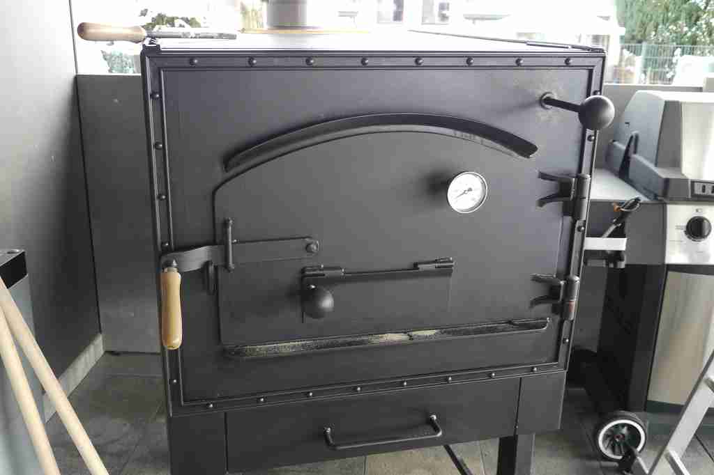 Der Ofen in seiner ganzen Pracht nach meinen Wünschen aufgemoppelt. <br />Backraum 75x60cm.