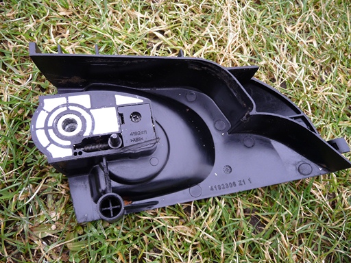 Auffüllen der Vertiefungen mit weißem Silikon. Der schweizer Verkäufer von Schnitzmaschinen hatte mir eine Anleitung mit schwarzem Silikon geschickt, ich hoffe hier erkennt man es jetzt besser. Obwohl es später bestimmt nicht so schön aussieht.