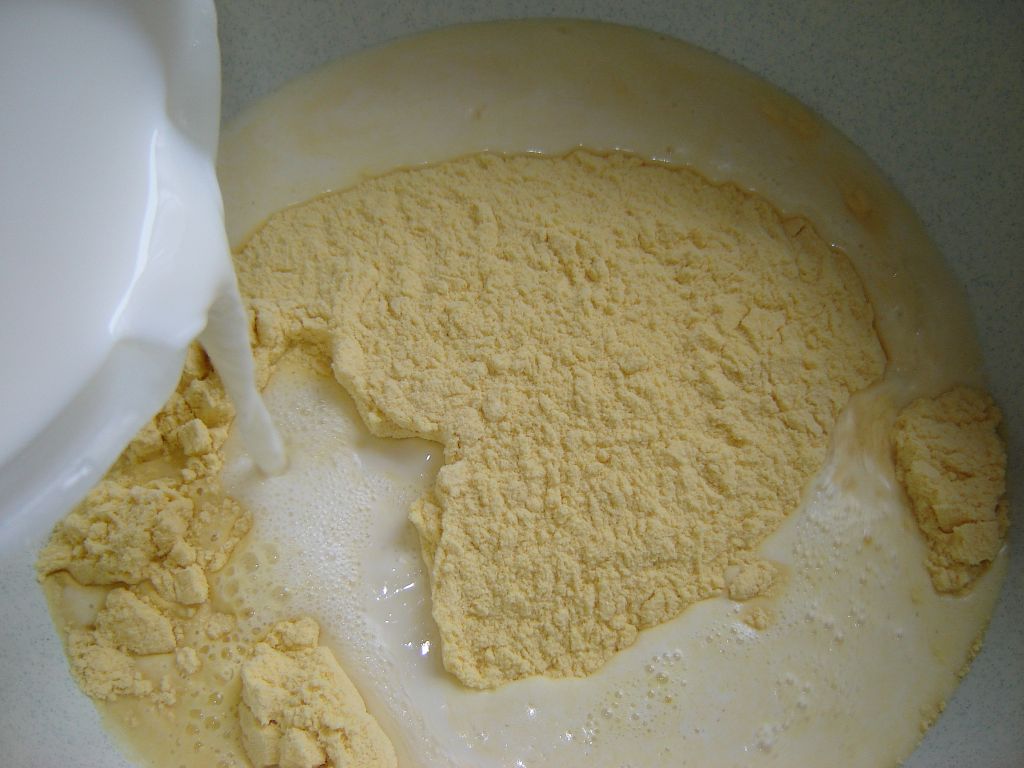 Maisbrot mit Rosinen 02.jpg