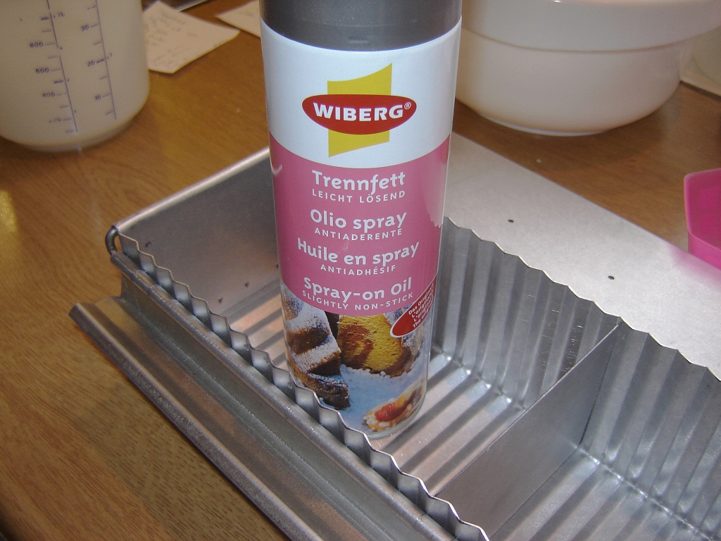 ausfetten der Formen mit Backtrennspray