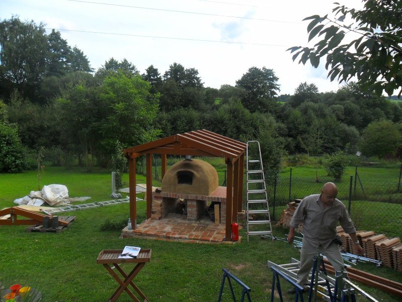 Die vormontierten Elemente der Dachkonstruktion einfach mit 2 Personen aufsetzen und vernünftig ausrichten. Die gewählte Konstruktion ist aufgrund der Vormontage auch vom Leihen (wie mir) zu realisieren!