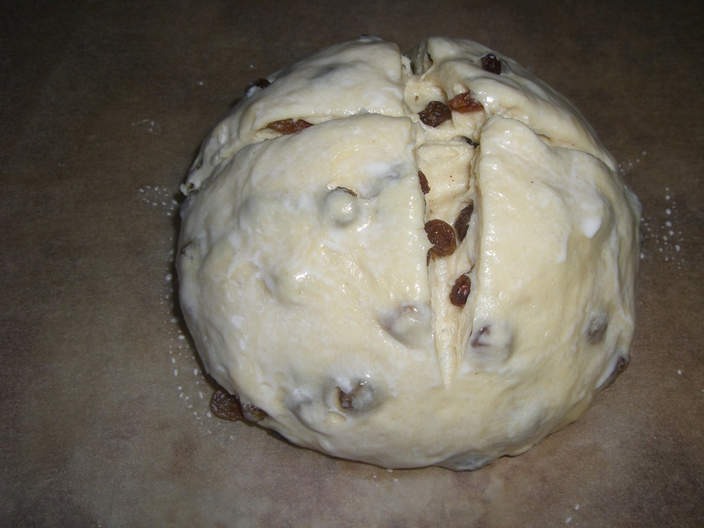 mit Ei oder Milch bestreichen, kreuzweise einschneiden