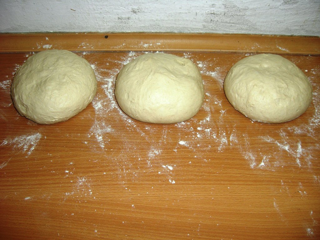 Teig rundwirken und entspannen lassen