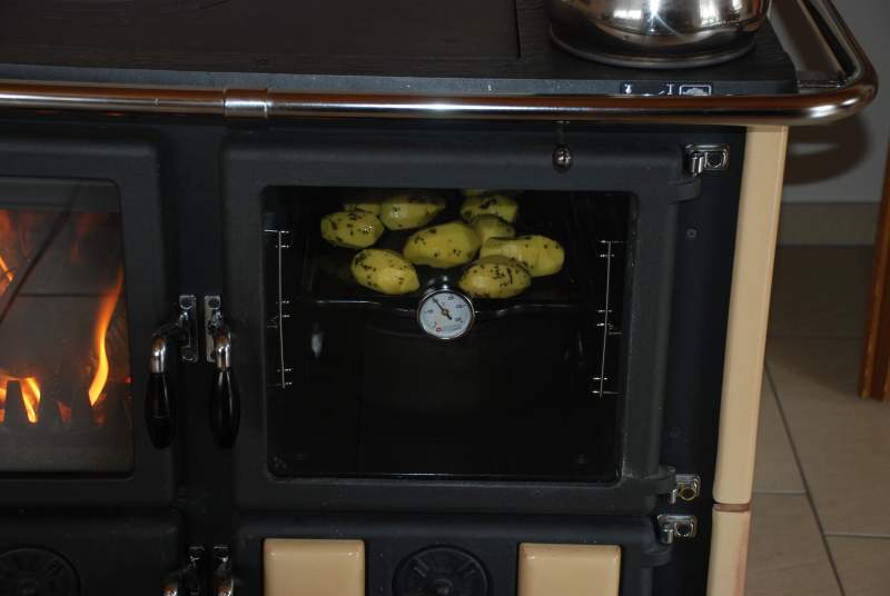 Die Kartoffeln eingeschoben, der Rollbraten steht unter den Kartoffeln.