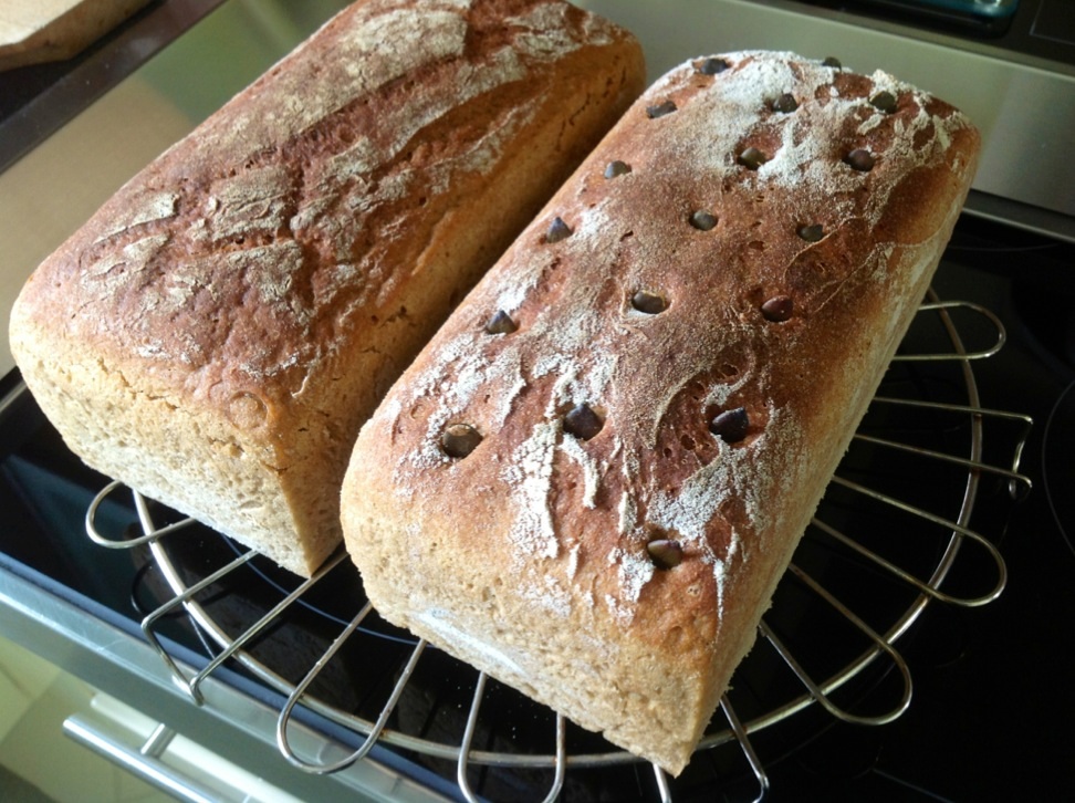 Hier als Beispiel in der Form gebacken und noch mit Kürbiskernen verziert