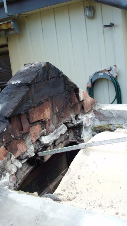 Über dem Türrahmen undicht