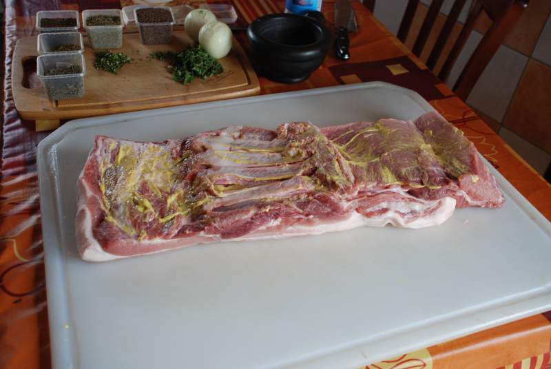 mit scharfem Senf bestreichen