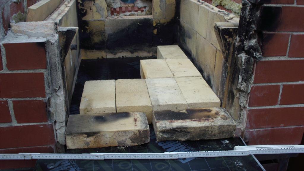 Steine auf Bodenplatte