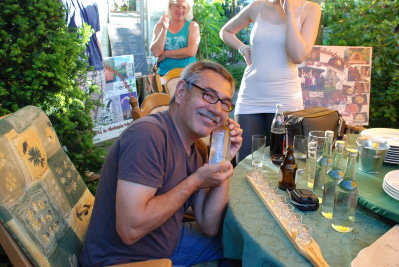 Bernd beim Einschenken