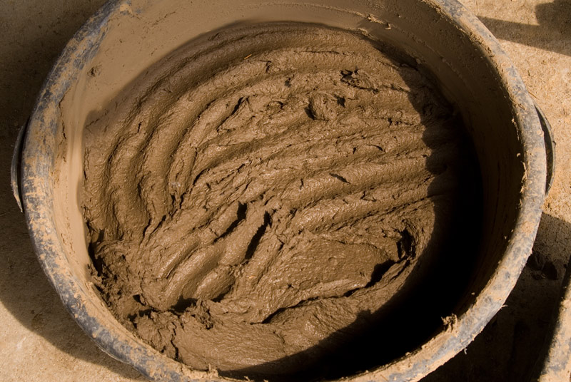 ich weiche die Steine zwei Tage lang in Wasser ein, gebe Pferdemist dazu und verrühre alles mit einer starken Bohrmaschine und Rührquirl