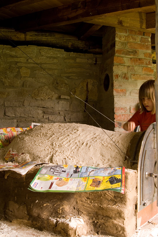 ein Brotbackofen soll laut einer Bauanleitung von 1795 je nach Größe seine optimale Höhe zwischen 15 bis allerhöchstens 24Zoll (ca.39 - 63cm Höhe) haben