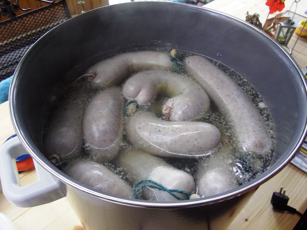 Auch beim Brühen muß die Wurst ab und an gedreht werden!