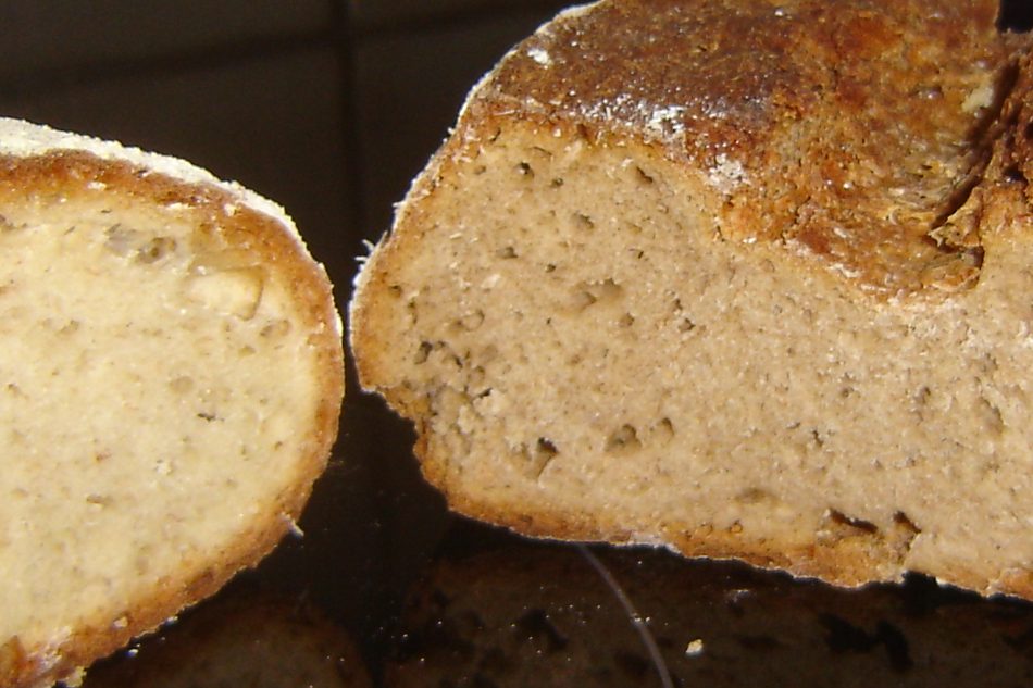 links Landbrot, rechts Roggenmischbrot