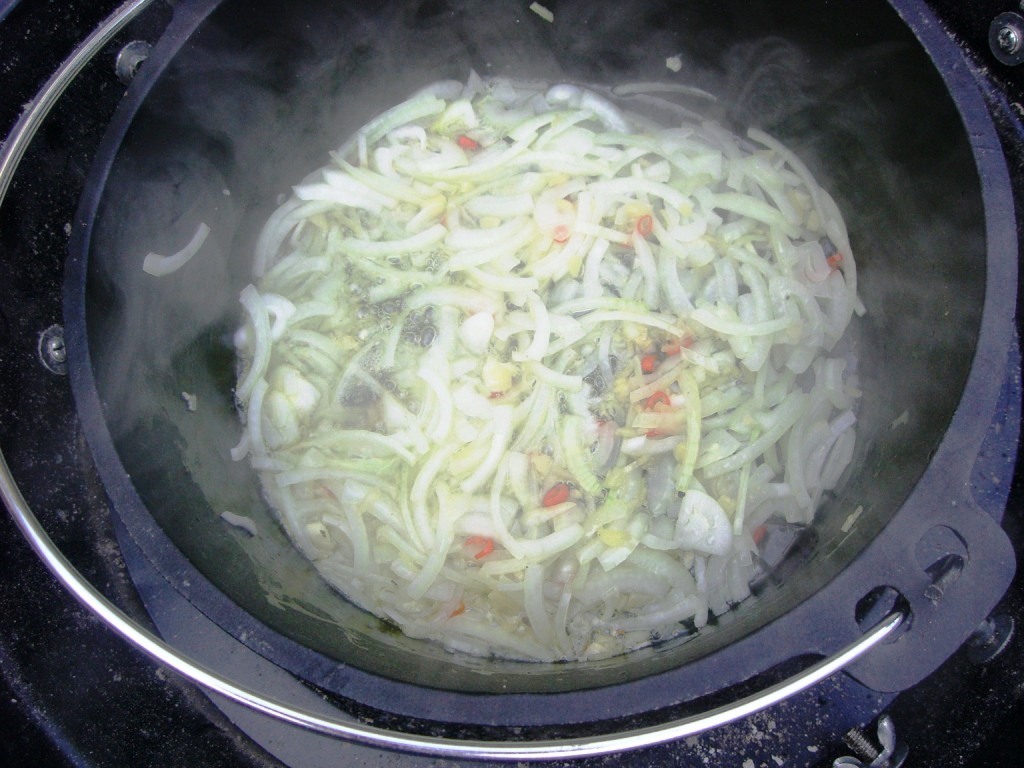 Zwiebeln, Knoblauch und Ingwer anschwitzen