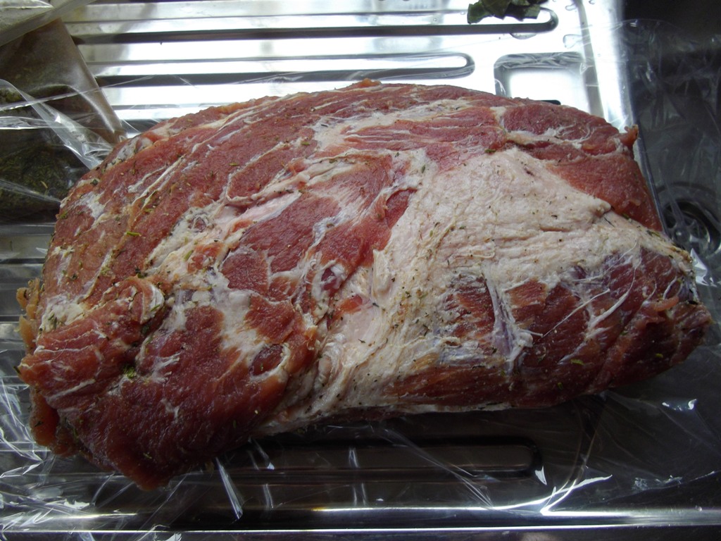 Gewürzanhaftungen wurden grob abgewaschen. Dann mit Küchenkrepp getrocknet.