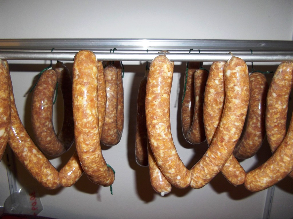 Im Hintergrund hängen die Runden Ringe