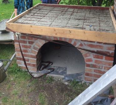 Beton mit Stahlmatte die noch drin versekt wird und somit mittig in der Platte ist
