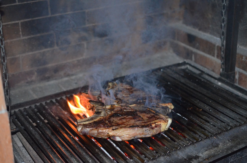 Fett verbrennt auch hier mit einer Stichflamme, aber das war's auch schon