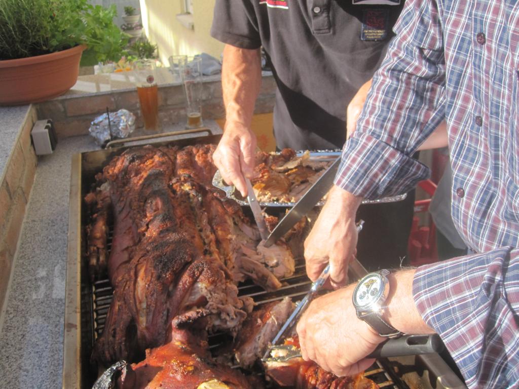 Spanferkel wird portioniert 2.jpg