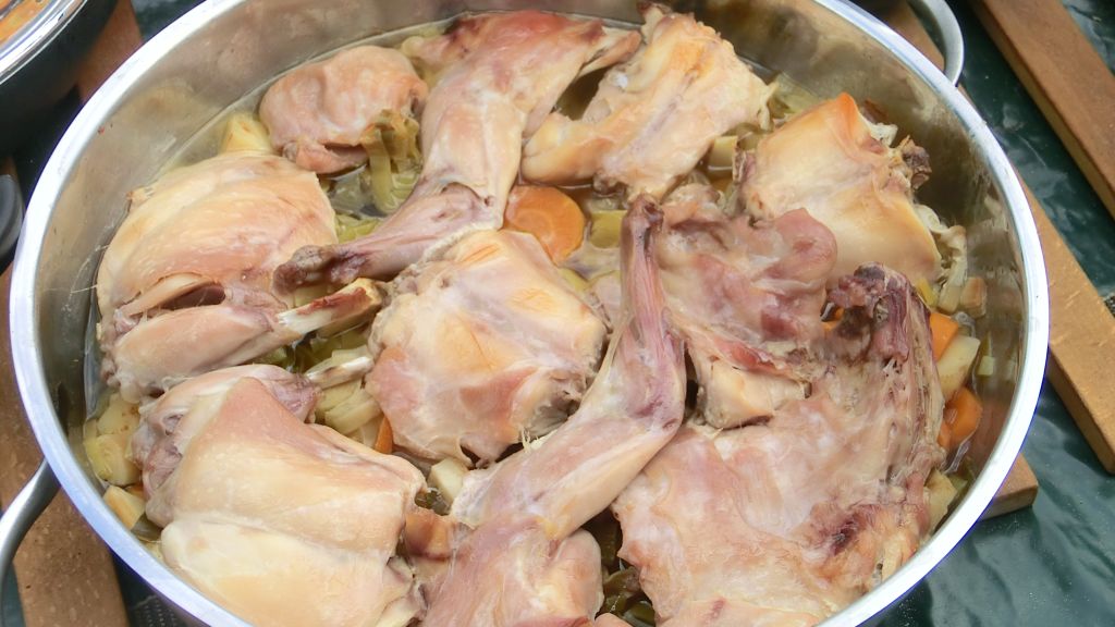 Kaninchen auf Gemüse