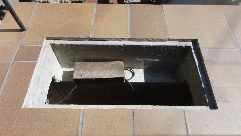 Nun muss ich gucken wer mir einen schönen Rahmen aus Winkeln in Edelstahl schweißen kann, den ich als Rand da reinlegen kann, sobald das Waschbecken aus GFK ausgekleidet ist. Dann wird dort ein Melamin-Schneidbrett eingelegt.