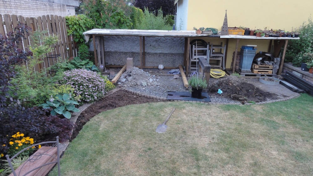 Am Vormittag die Baustelle. Links hinten, wo das Dach freigeräumt ist, soll mal der Holzschuppen hin und rechts daneben die Aussenküche.