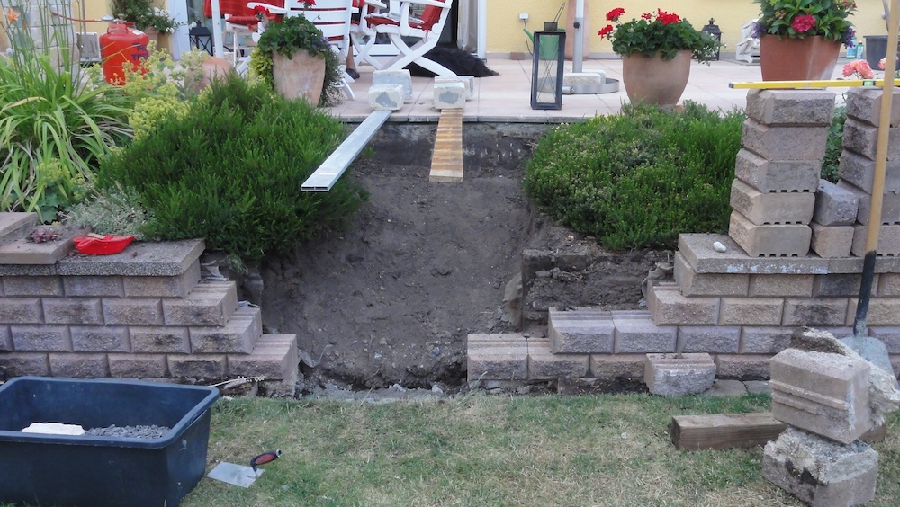 Die Treppe &quot;Diretissima&quot; (kürzester Weg von Wohnzimmer bzw. Terrasse) zur Außenküche und zum Holzlager. Alles eingemessen und fertig zur Montage.