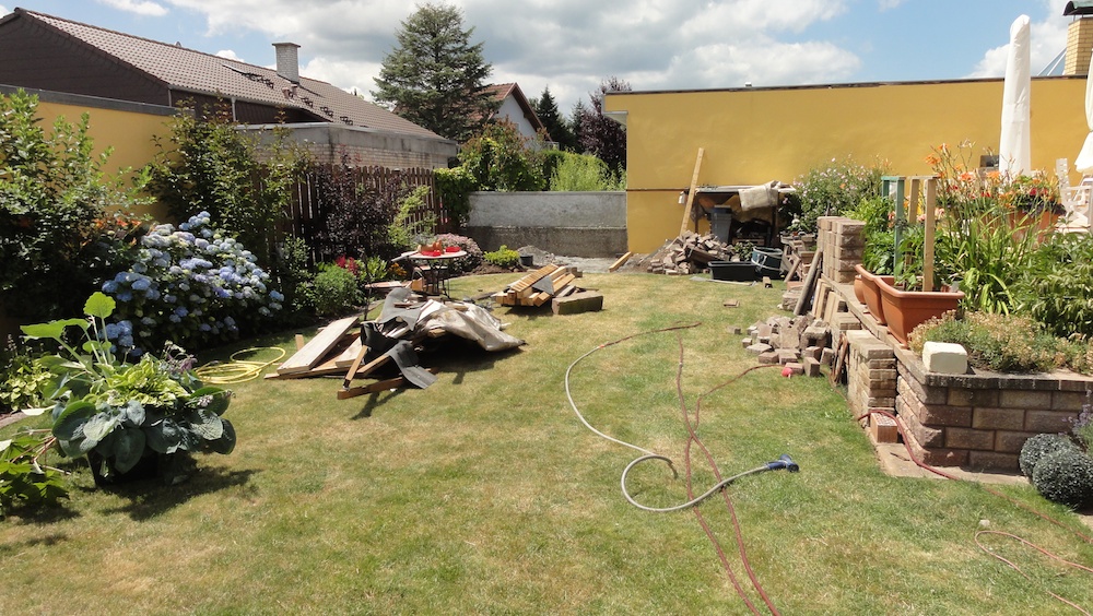 Auf dem Foto sieht es lange nicht so schlimm aus wie in Wirklichkeit. Nach einer guten halben Stunde panischer Aktion ist Platz geschaffen für ca. 1/2 cbm Beton zuviel.