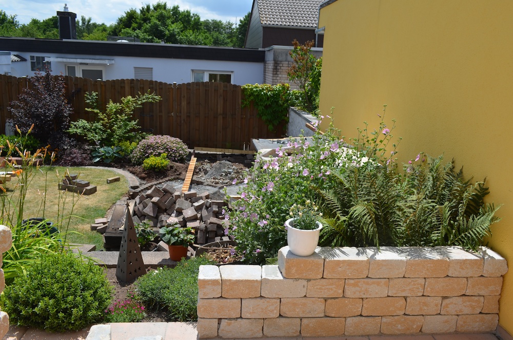 The Day after. Von der Terrasse sieht man nun schon gut die neuen Konturen. Die Holzbalken liegen wie der Holzschuppen verlaufen wird. <br />Die Mauer auf der Terrasse wird späterhin das Dach der Aussenküche "verstecken" man wird dann von dort nur noch auf das begrünte Dach schauen.