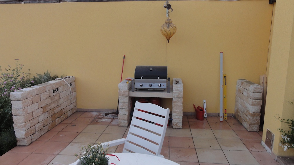 Da kommt jetzt Links und Rechts eine Beton-Arbeitsplatte drauf und an die Rückwand noch ein ca. 30cm hoher Fliesenspiegel.