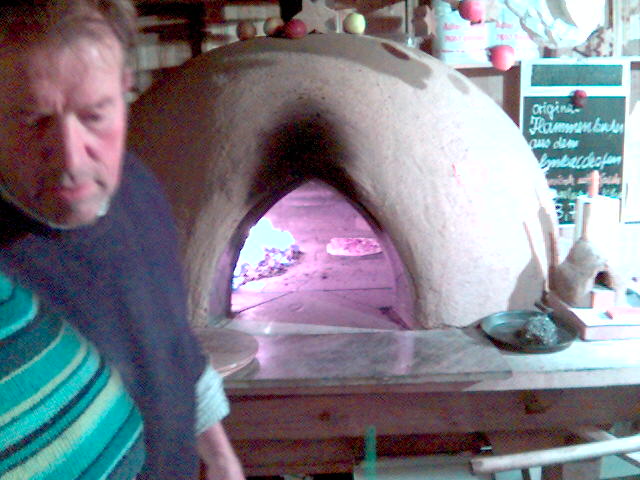 Hier Kollega mit Ofen . <br />Achja die Mütze links unten bedeckt Joschi´s Kopf ;o)