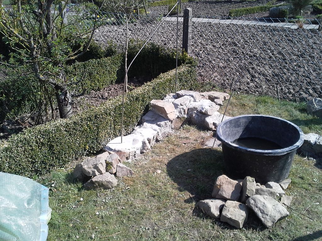 Hier der Beginn des Naturstein-Häuschen´s