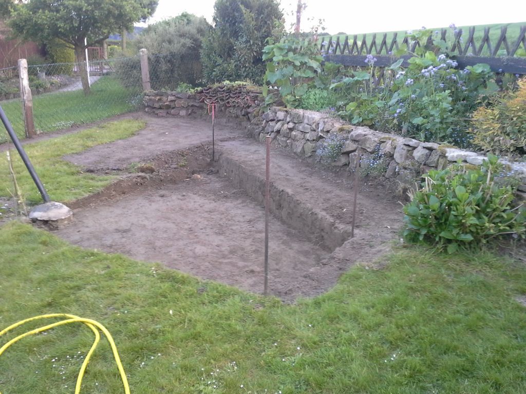 Die Form des Fundamentes wird durch die Bestimmungen , was den Abstand zur Straße und den Nachbarn vorschreiben. Gefällt mir auch besser wie grade .