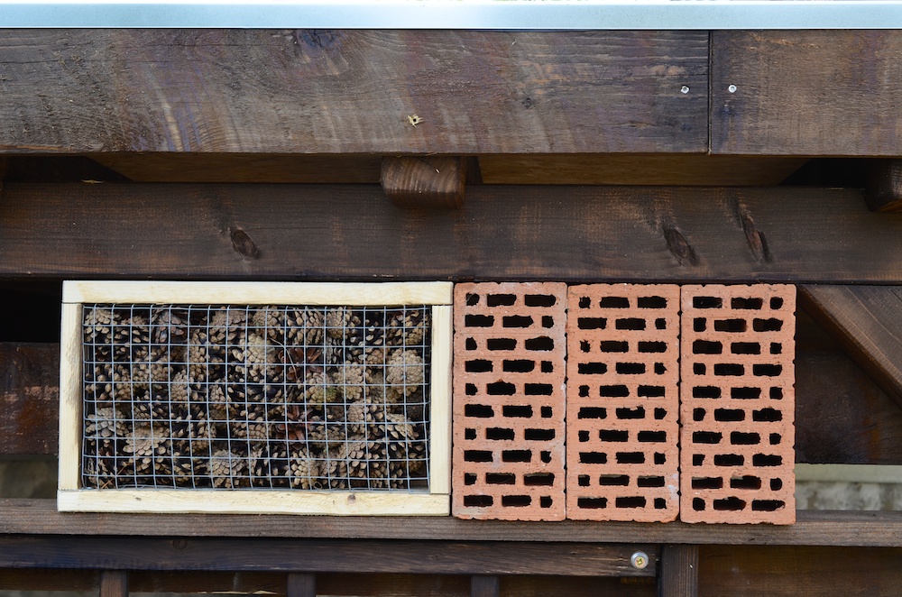 Das Bienenhotel bekommt nun ein Zimmer nach dem Anderen.