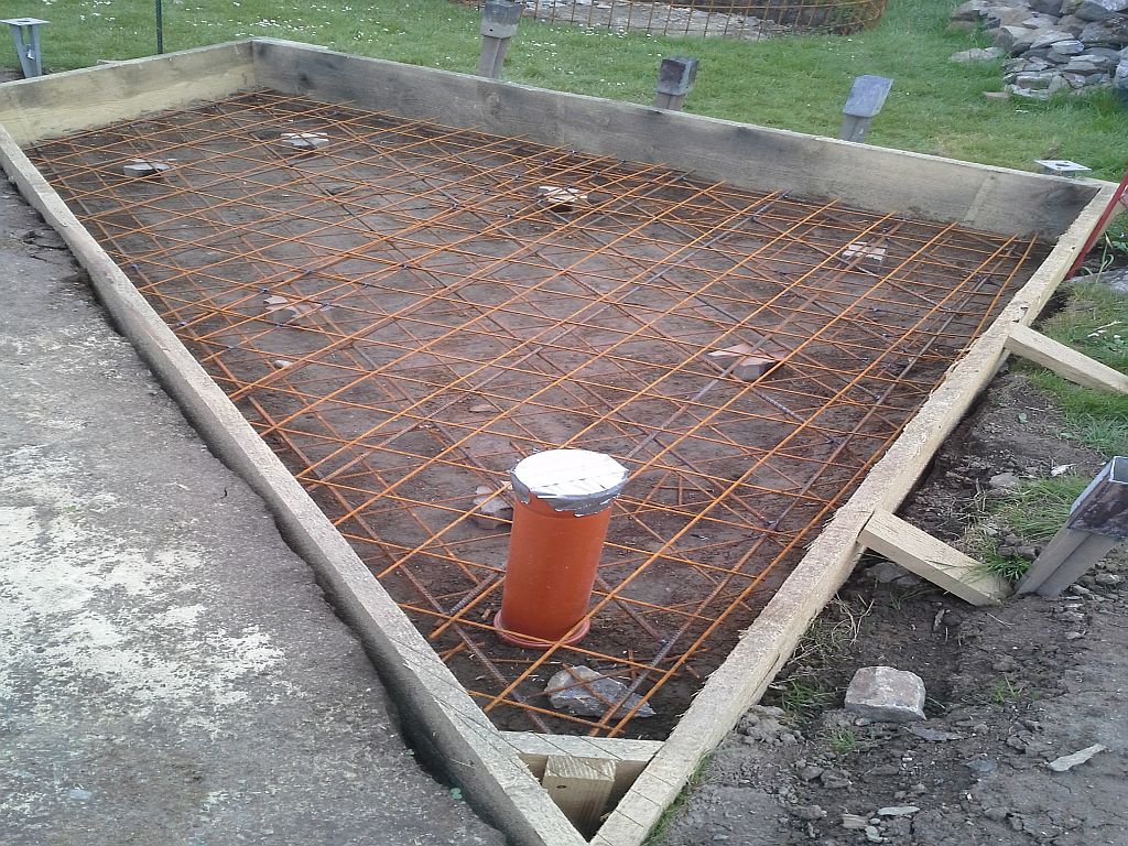 Zuleitung usw sind drin , Schalung fertig und Eisen zugeschnitten .Ich hab dann noch eine Folie unter das Eisen ins Fundament gelegt und hab die zweite Matte oben mit Abstand zur unteren befestigt .