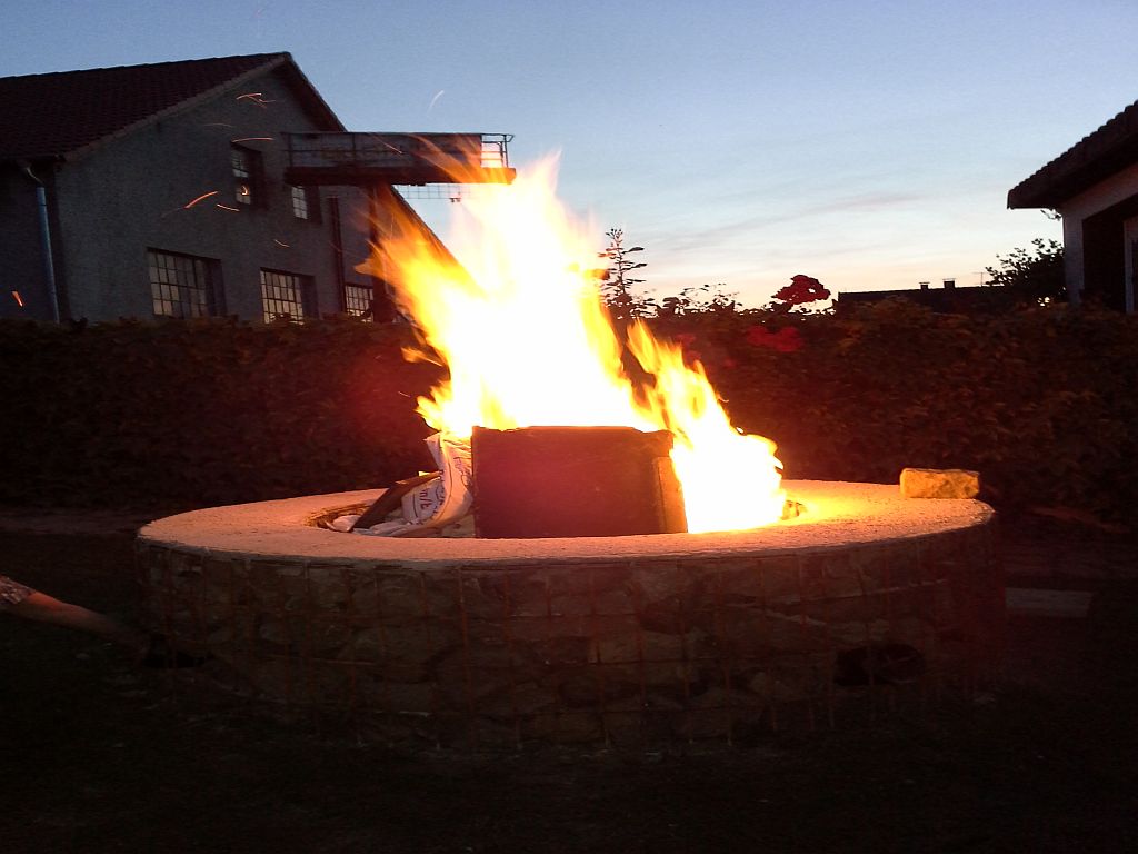 Das erste Probefeuer . Ich hätte nicht gedacht das er so gut durch die Rohre zieht . Allerdings gab es kleine Explosionen weil die Natursteine die Hitze nicht vertrugen.