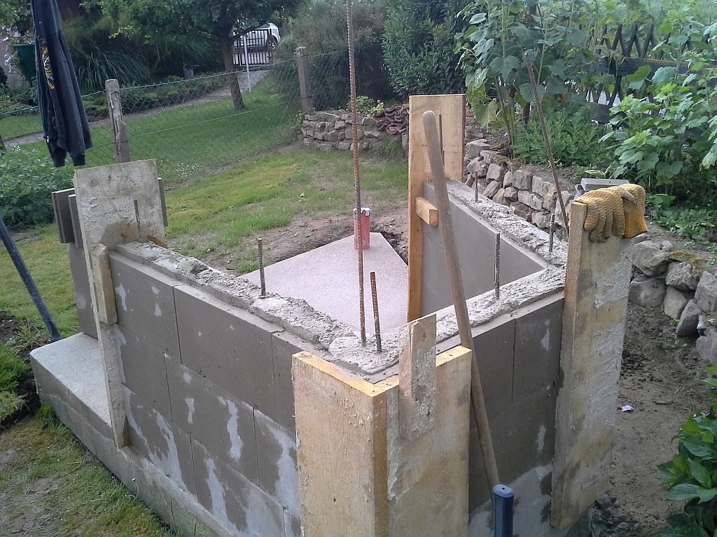 Für den Unterbau hab ich Schalsteine genommen , Eisen rein und mit Baumarktbeton ausgegossen .