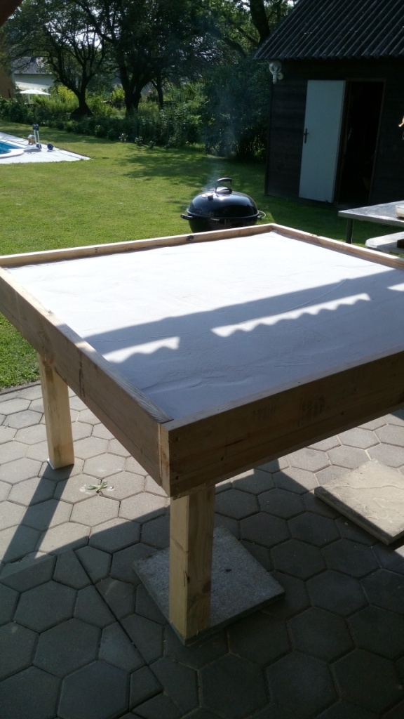 Über den Platten 4 Säcke Sand verteilt