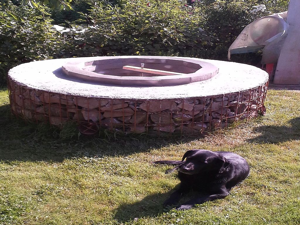 Mann fühlt sich nie einsam