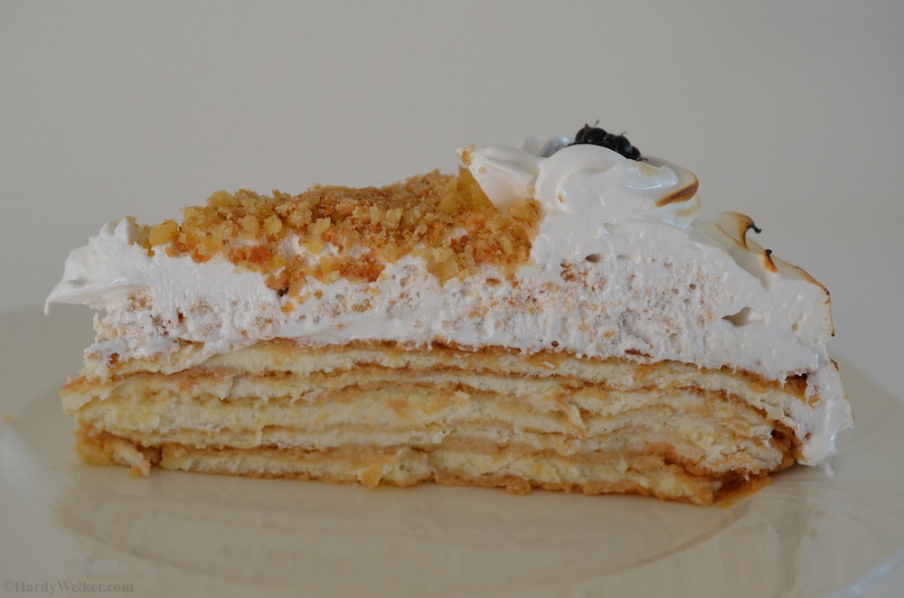 Wie man vielleicht erkennen kann ist der Deckel erst mit einer Schicht Meringue, gemischt mit gehackten Walnüssen und Tortenteilg abgestrichen. Dann kam die restliche Meringue ohne Zusätze drauf als Deko.