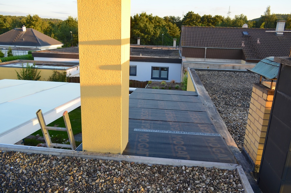 Bitumenlage ist fertig und nur noch am Kamin muss ich ein Stück einsetzen. Das kommt morgen, wenn die Sonne scheint und das Zeugs warm ist, dann klebt es besser.