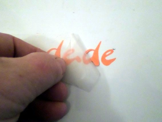 Übertragungsfolie im spitzen Winkel abziehen, ggf. sich hochlösende Buchstaben mit dem Cutter niederdrücken. Dürfte aber nicht passieren.