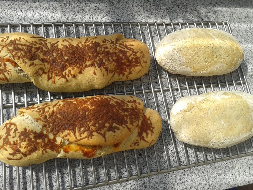 Rechts daneben sieht man noch das Kräuterbrot